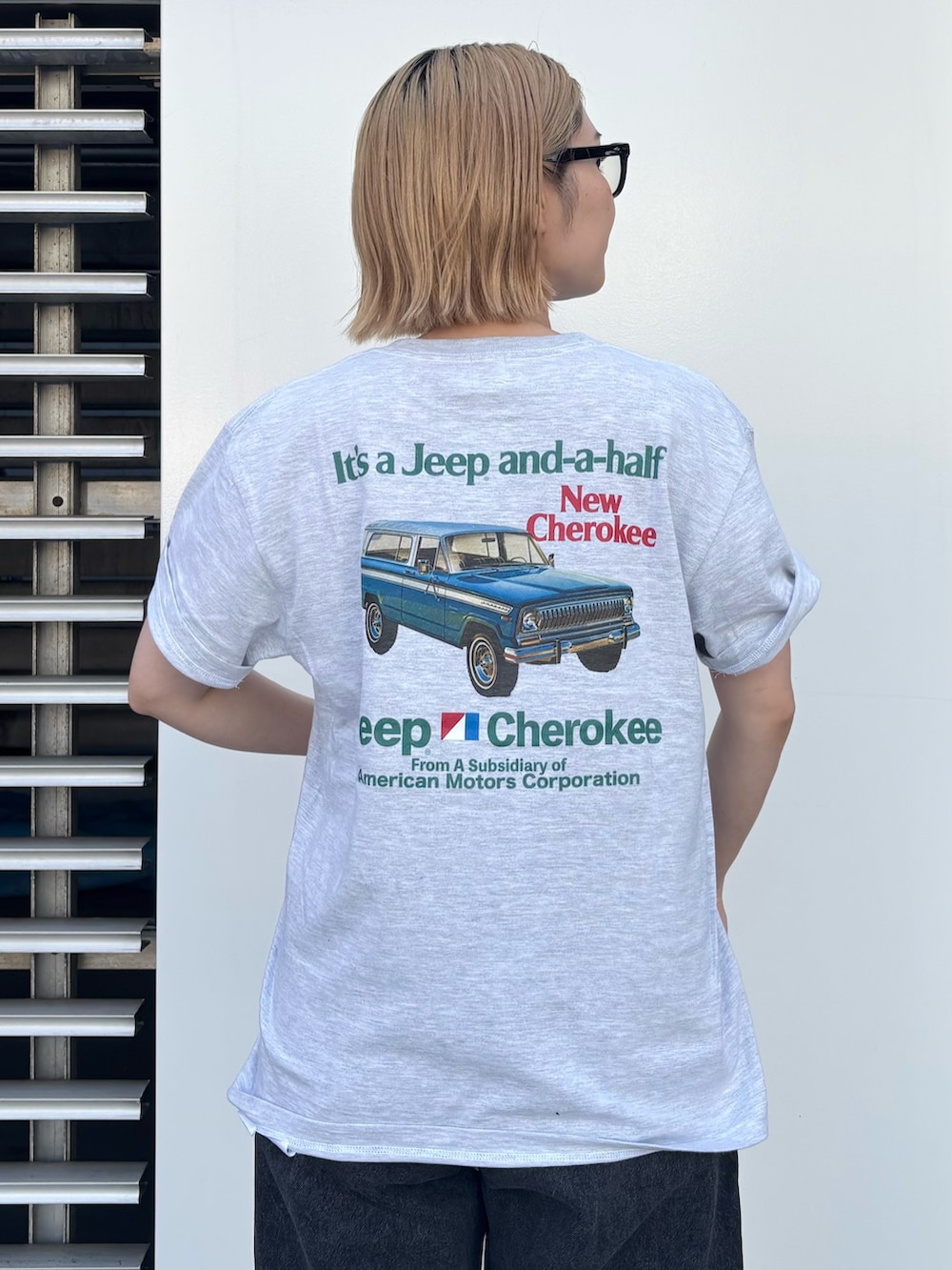 グレー系のTシャツ/カットソー、ブラック系のデニムパンツ、ブラック系のベルトを着用したレディースの夏コーディネートの5枚目の写真