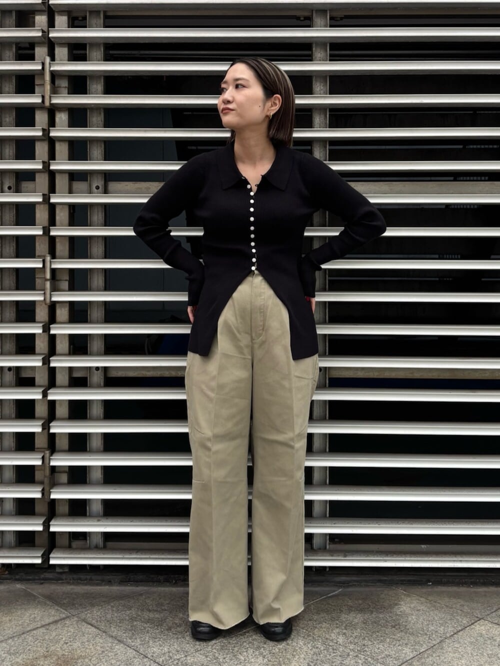 ブラック系のカーディガン/ボレロ、ベージュ系のその他パンツを着用したレディースの秋コーディネートの2枚目の写真