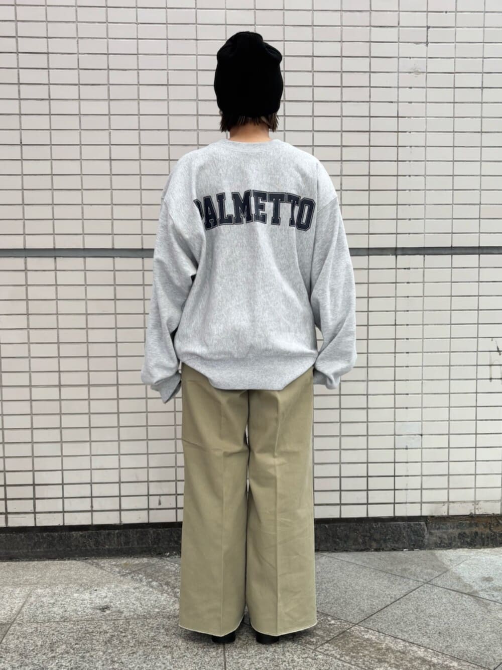 ベージュ系のその他パンツ、グレー系のスウェット、ブラック系のニットキャップ/ビーニーを着用したレディースの秋コーディネートの4枚目の写真