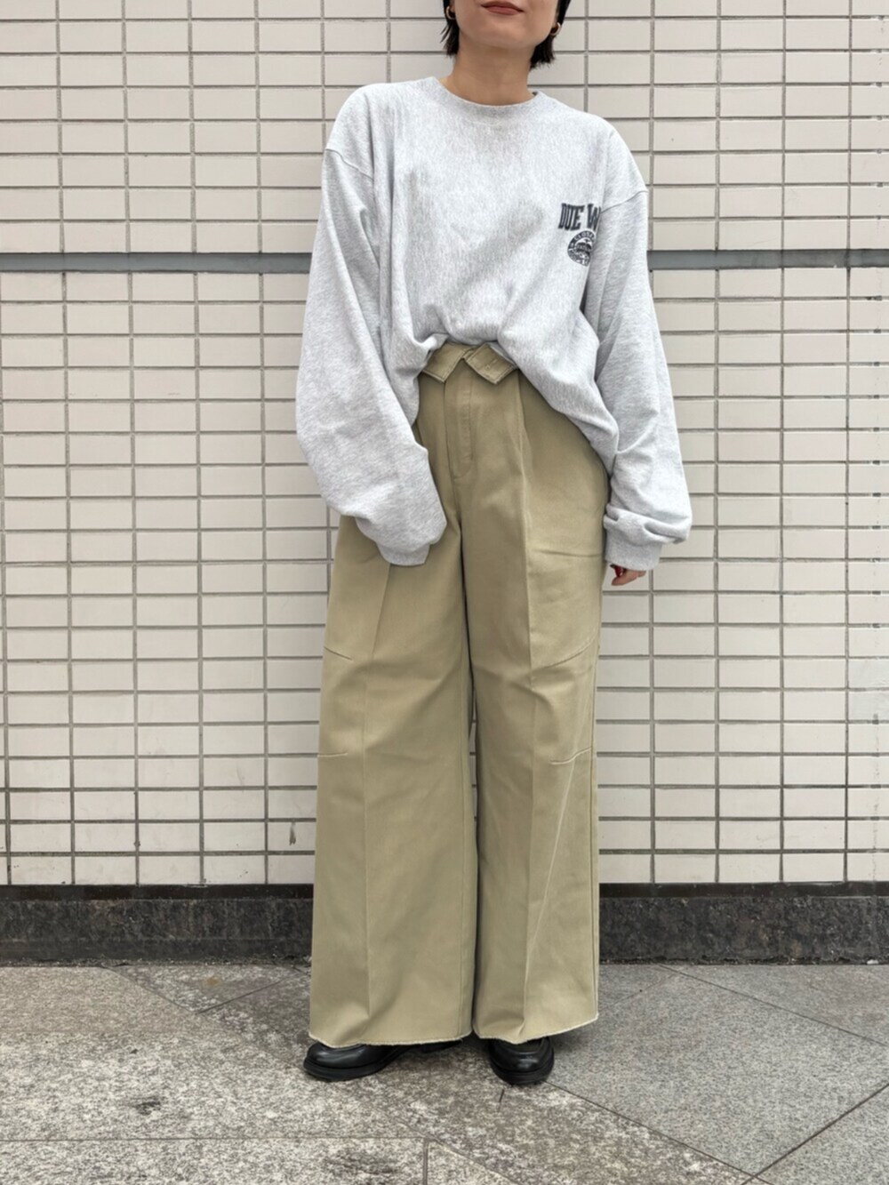 ベージュ系のその他パンツ、グレー系のスウェット、ブラック系のニットキャップ/ビーニーを着用したレディースの秋コーディネートの2枚目の写真