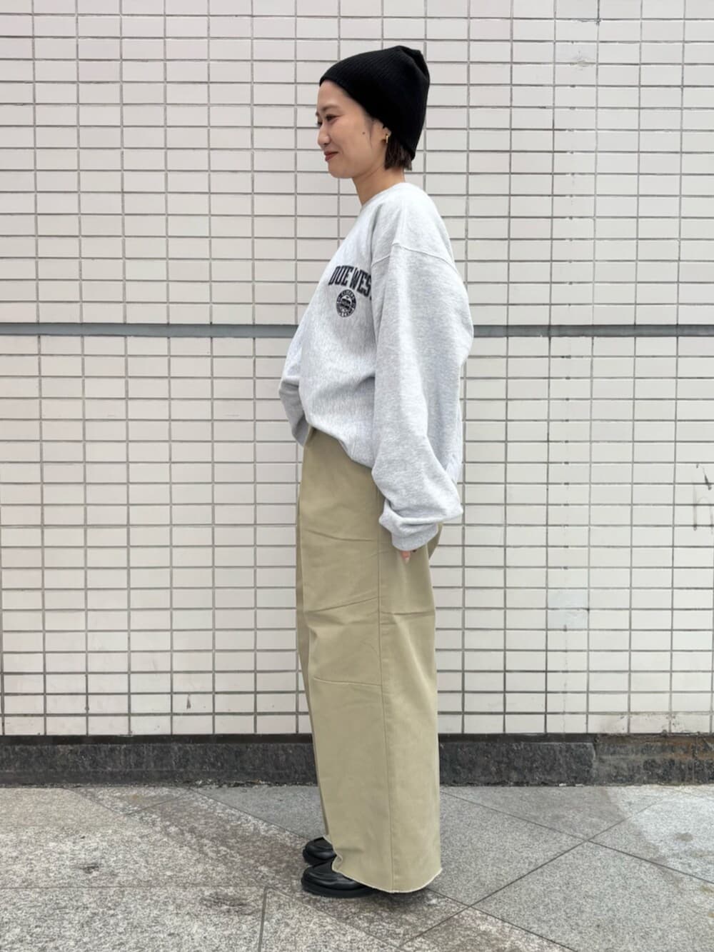 ベージュ系のその他パンツ、グレー系のスウェット、ブラック系のニットキャップ/ビーニーを着用したレディースの秋コーディネートの3枚目の写真