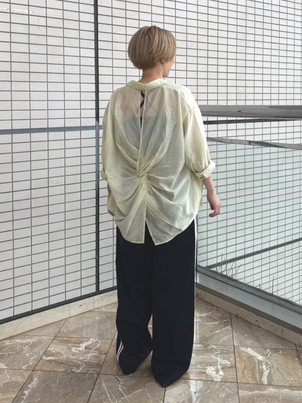 グリーン系のシャツ/ブラウス、ブルー系のその他パンツを着用したレディースの夏コーディネートの3枚目の写真