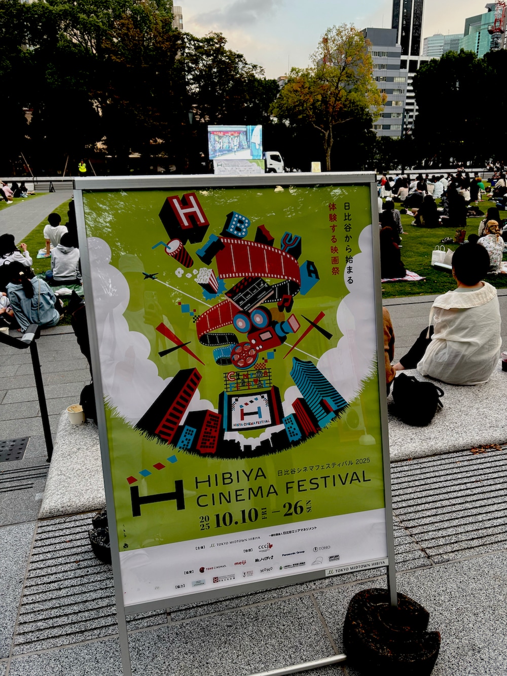 ブルー系のその他パンツ、ホワイト系のTシャツ/カットソー、ホワイト系のサンダルを着用したメンズの秋コーディネートの2枚目の写真