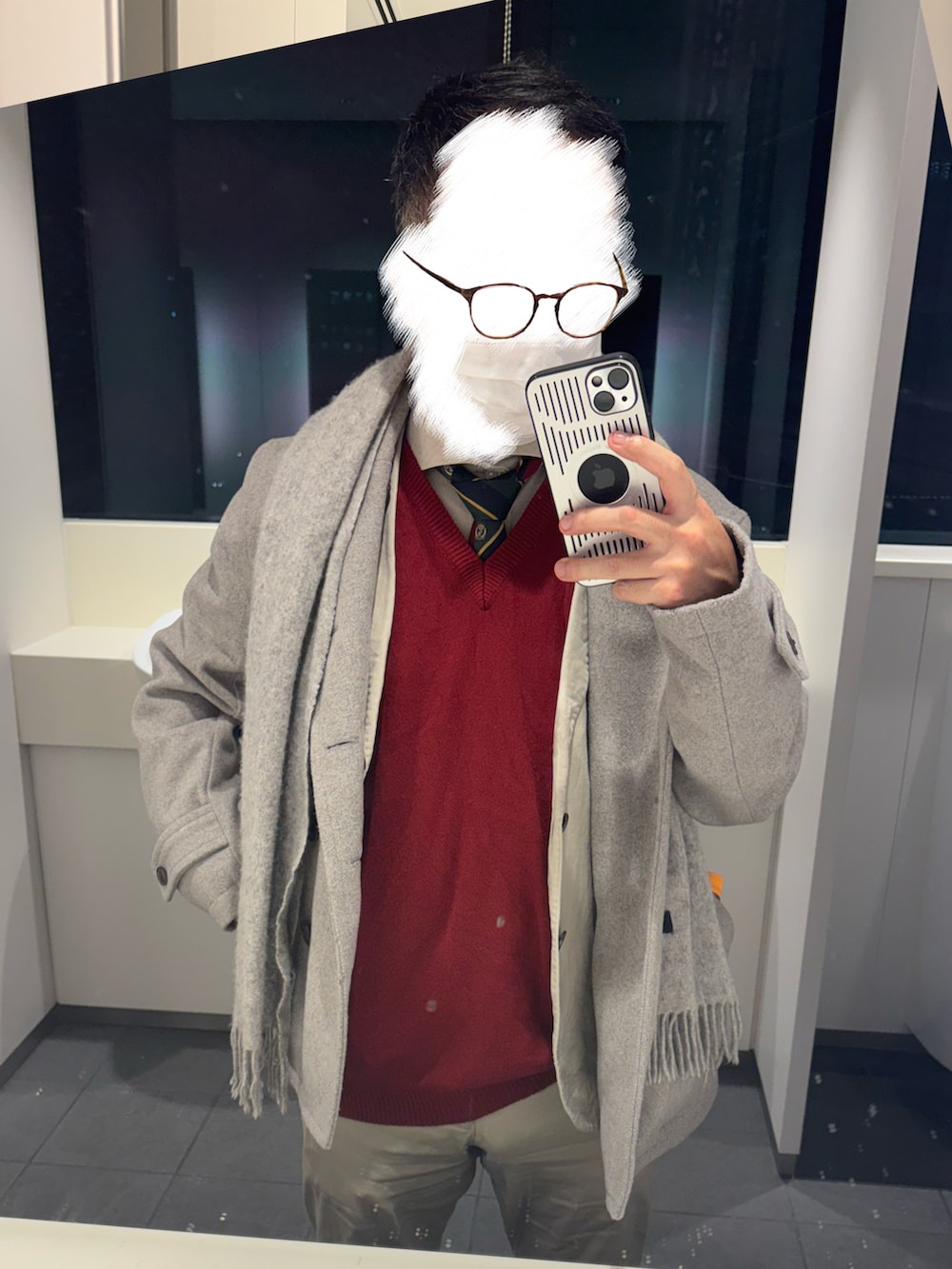 その他のネクタイ、ブラウン系のビジネスシャツ、グレー系のピーコートを着用したメンズの冬コーディネートの2枚目の写真