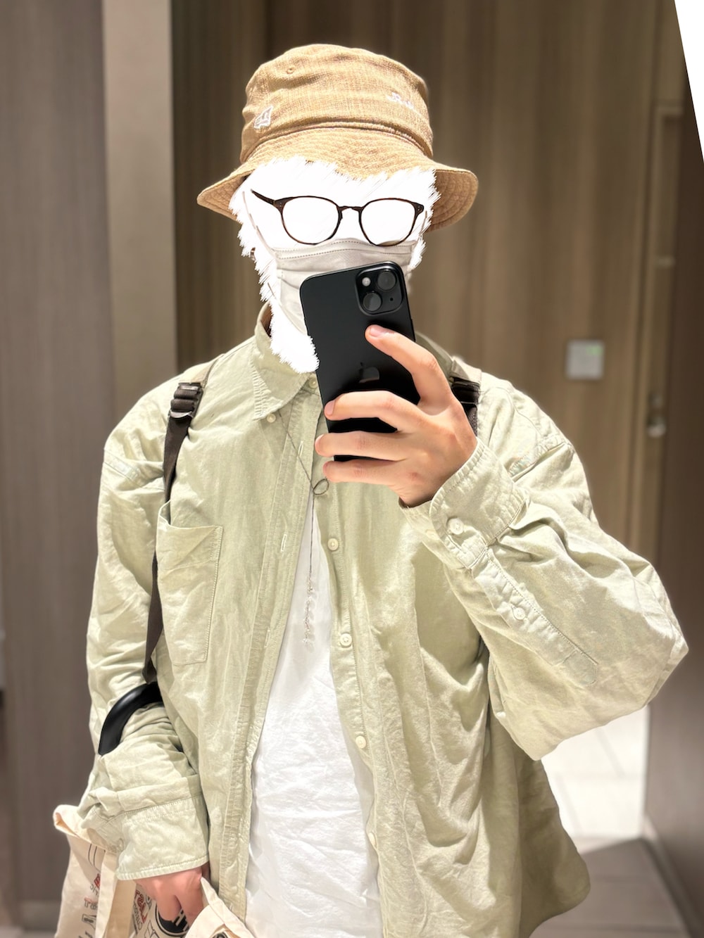 グリーン系のシャツ/ブラウス、ブルー系のデニムパンツ、ベージュ系のスニーカーを着用したメンズの春コーディネートの2枚目の写真