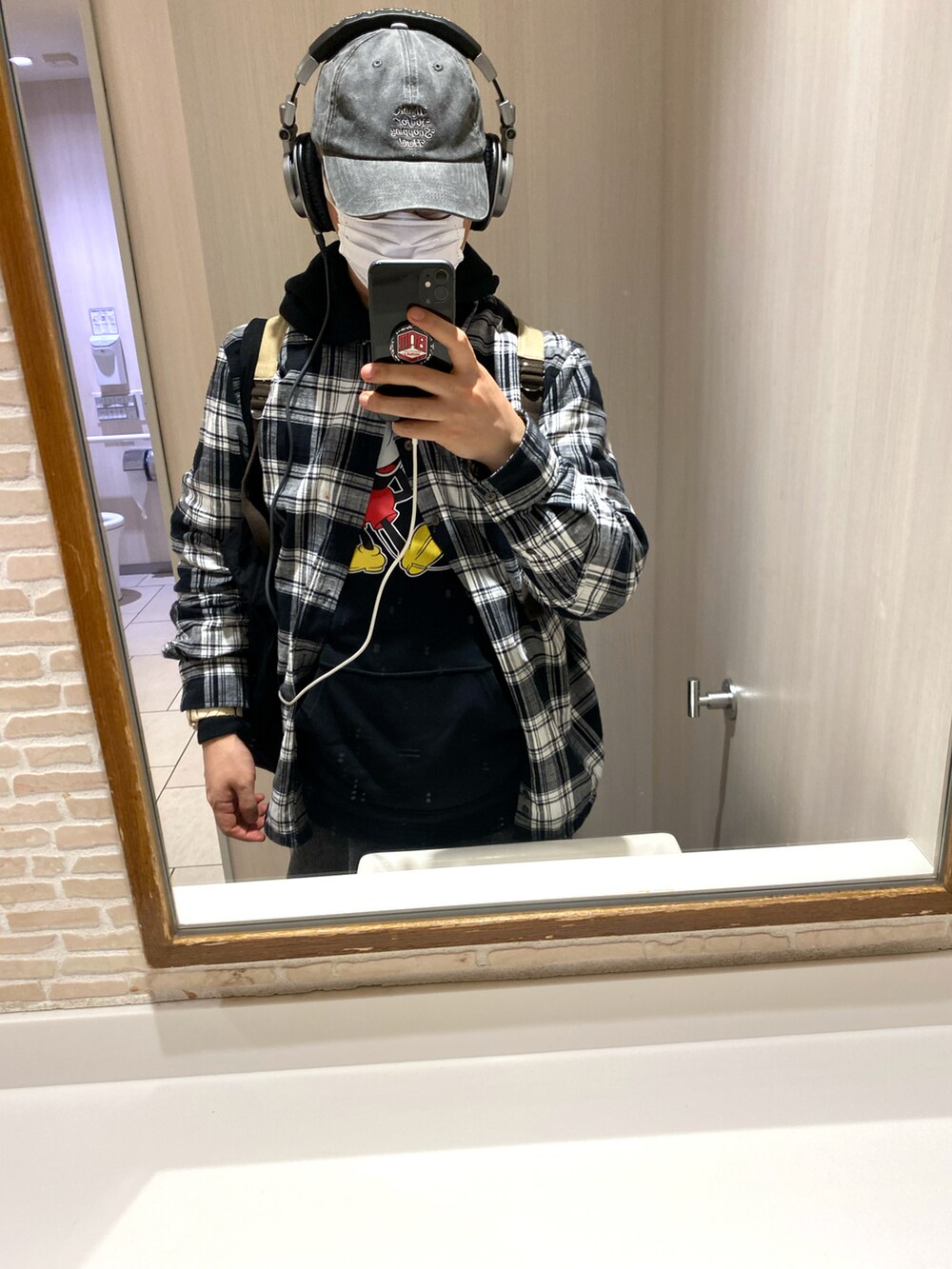 グレー系のデニムパンツ、ブラック系のシャツ/ブラウス、ブラック系のパーカーを着用したメンズの春コーディネートの2枚目の写真