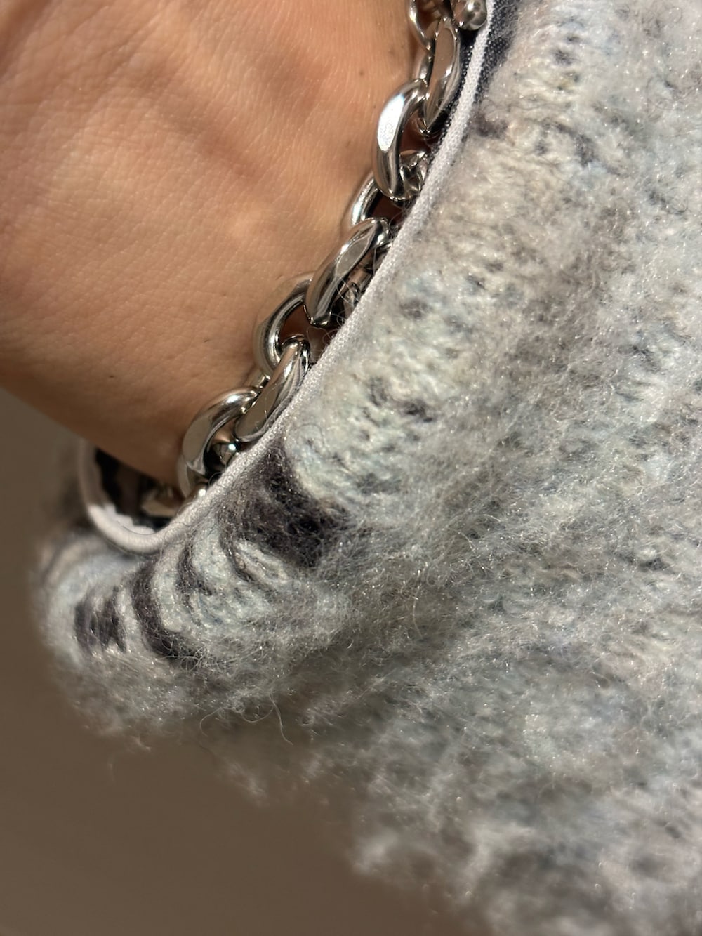 グレー系のニット/セーター、グレー系のシャツ/ブラウス、グレー系のデニムパンツを着用したメンズの冬コーディネートの3枚目の写真