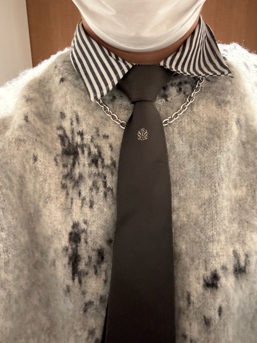 グレー系のニット/セーター、グレー系のシャツ/ブラウス、グレー系のデニムパンツを着用したメンズの冬コーディネートの2枚目の写真