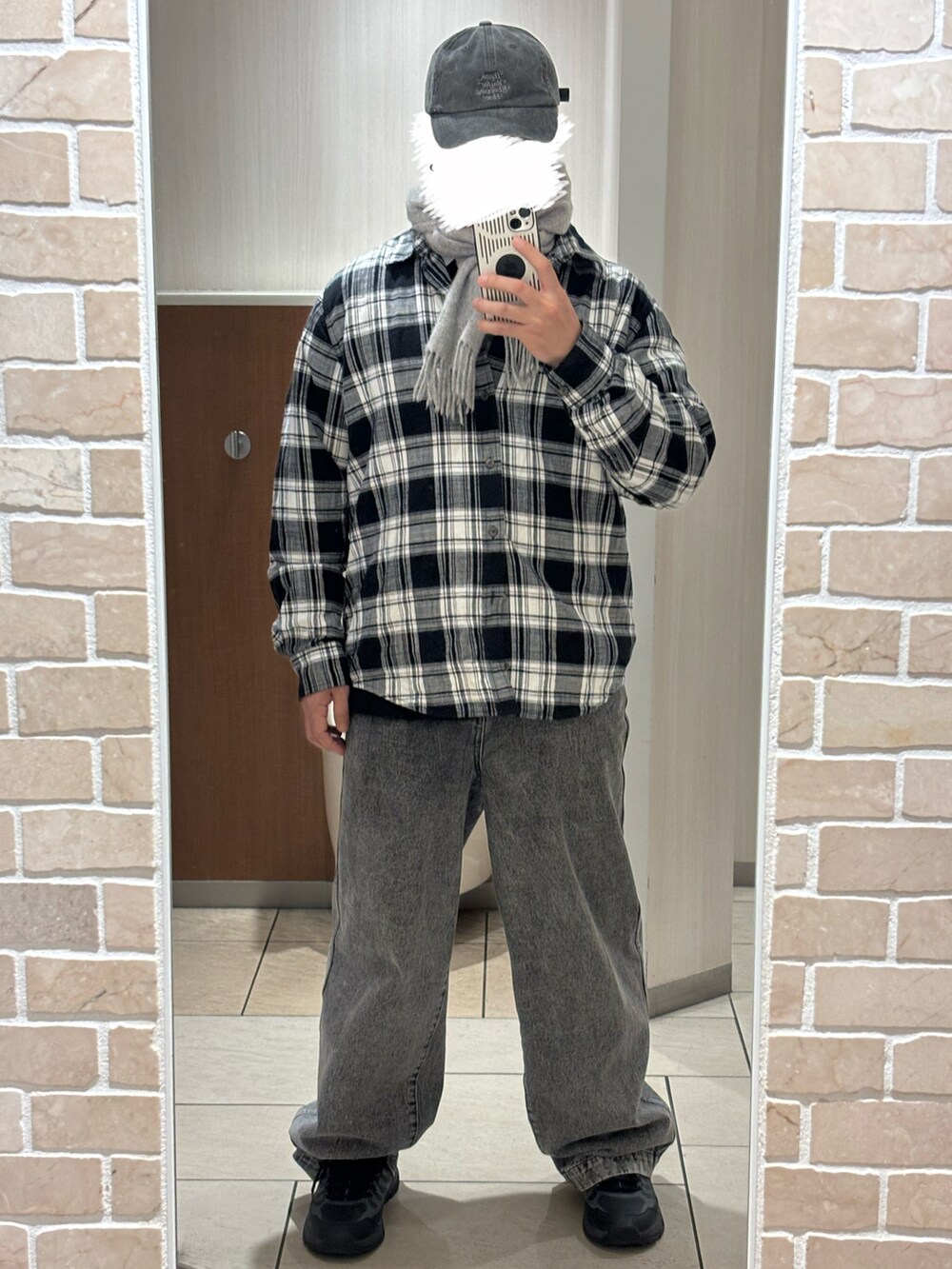 ブラック系のニット/セーター、グレー系のデニムパンツ、ブラック系のシャツ/ブラウスを着用したメンズの秋コーディネートの2枚目の写真