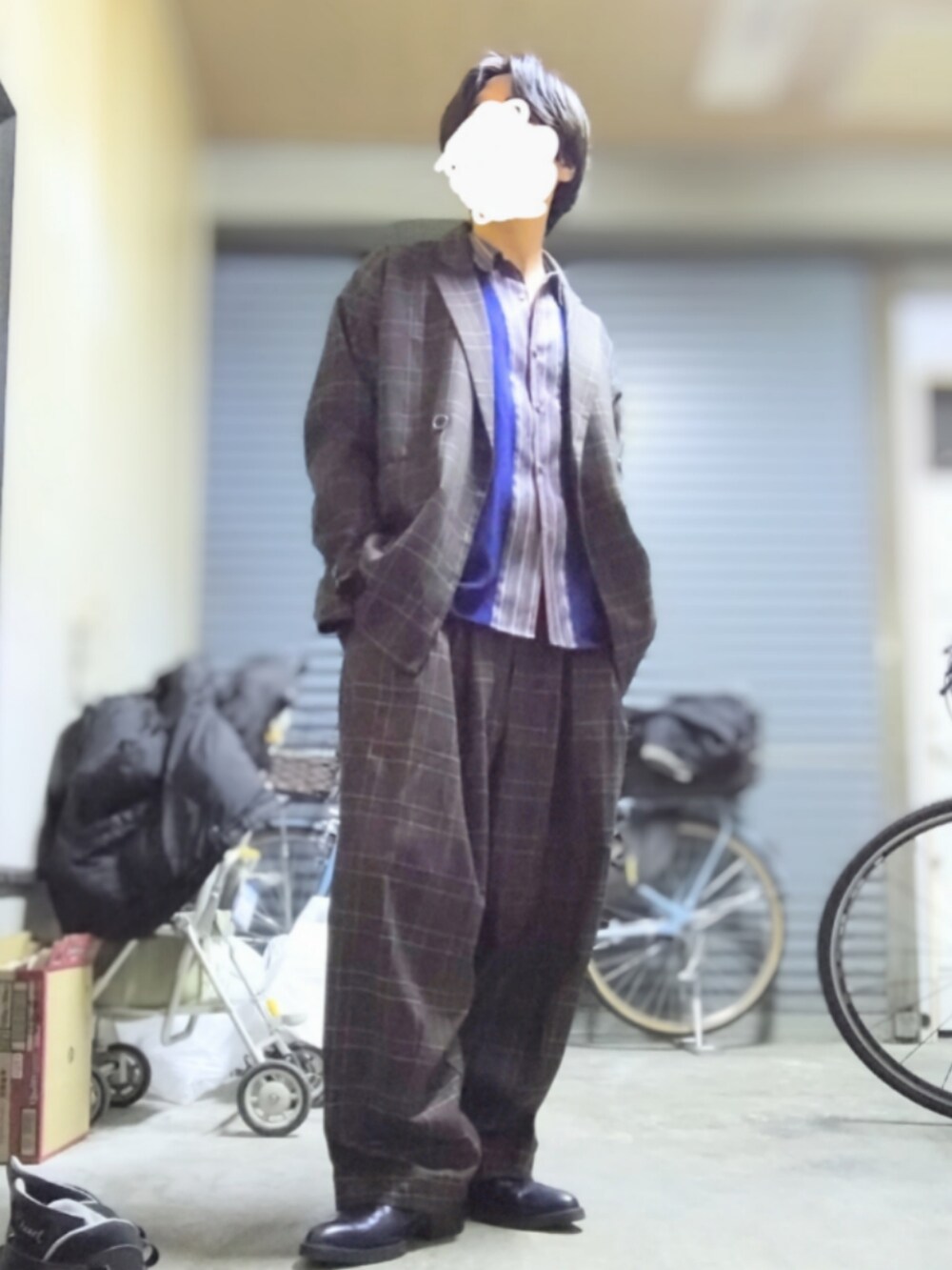 ブラック系のダウンジャケット/コート、ブラウン系のスラックス、ブラック系のブーツを着用したメンズの冬コーディネートの2枚目の写真