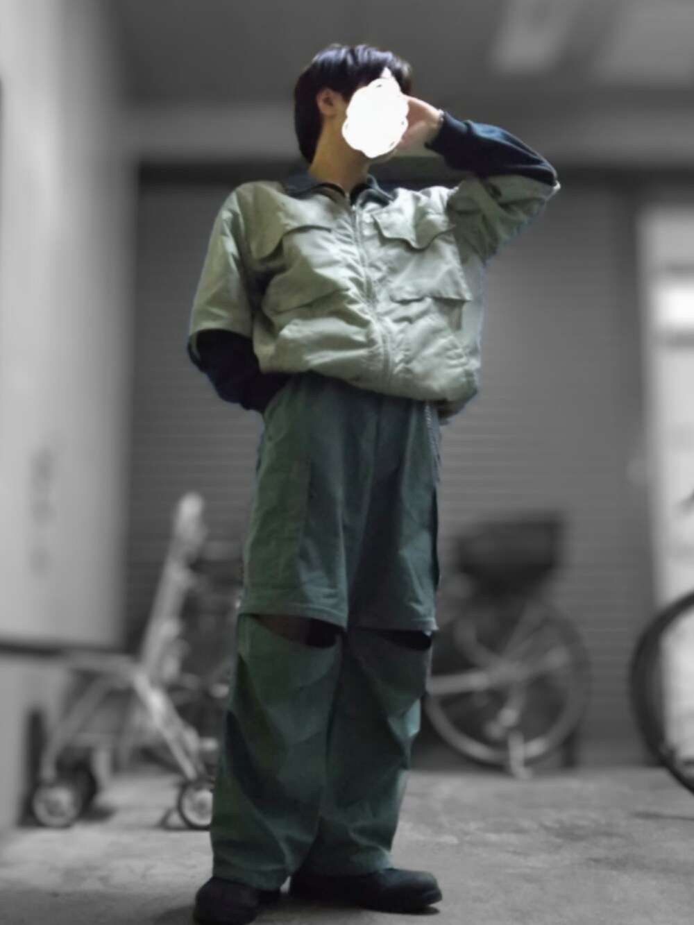 ベージュ系のシャツ/ブラウス、グリーン系のカーゴパンツ、ブラック系のスウェットを着用したメンズの秋コーディネートの2枚目の写真