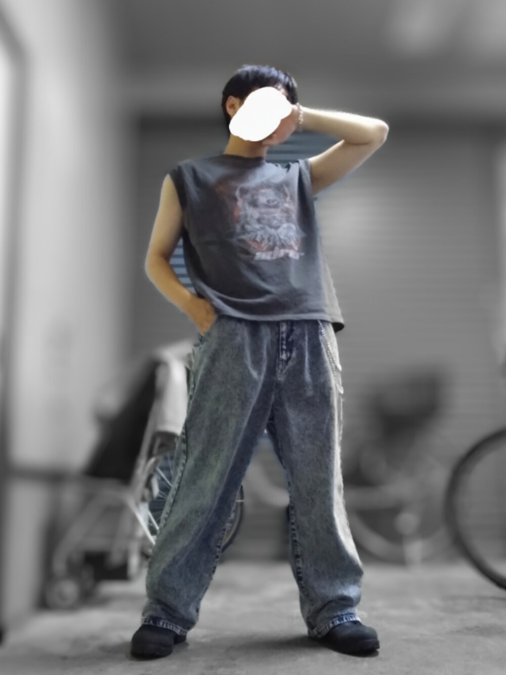 ベージュ系のシャツ/ブラウス、ブラック系のTシャツ/カットソー、ベージュ系のデニムパンツを着用したメンズの夏コーディネートの3枚目の写真