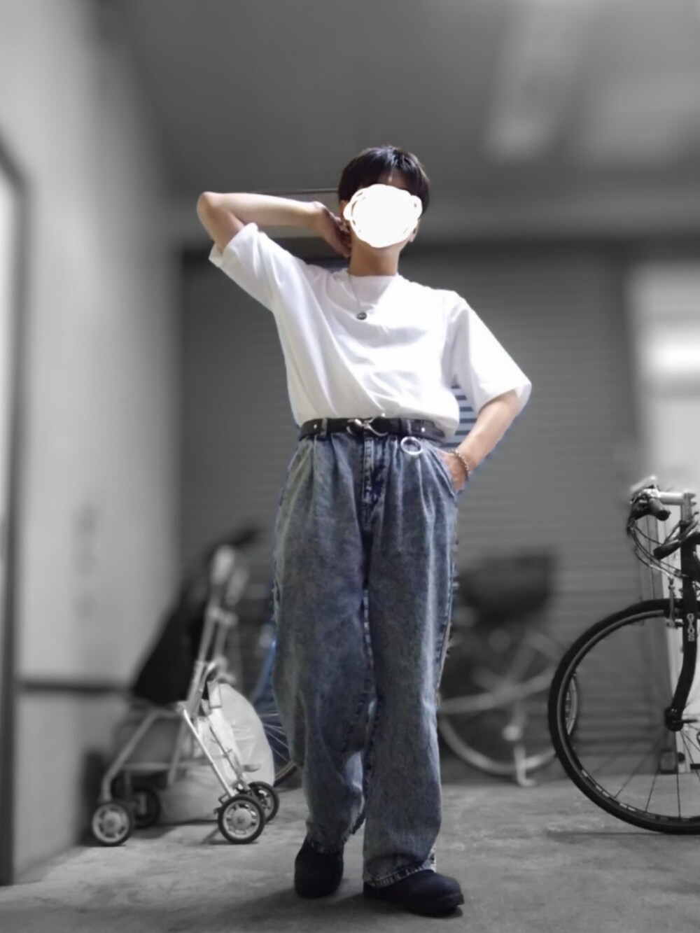 ホワイト系のTシャツ/カットソー、ベージュ系のデニムパンツ、ブラック系のベルトを着用したメンズの夏コーディネートの2枚目の写真