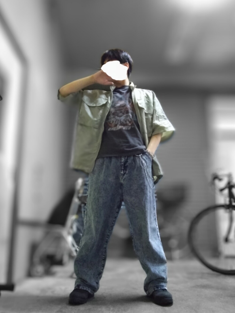 ベージュ系のシャツ/ブラウス、ブラック系のTシャツ/カットソー、ベージュ系のデニムパンツを着用したメンズの夏コーディネートの2枚目の写真