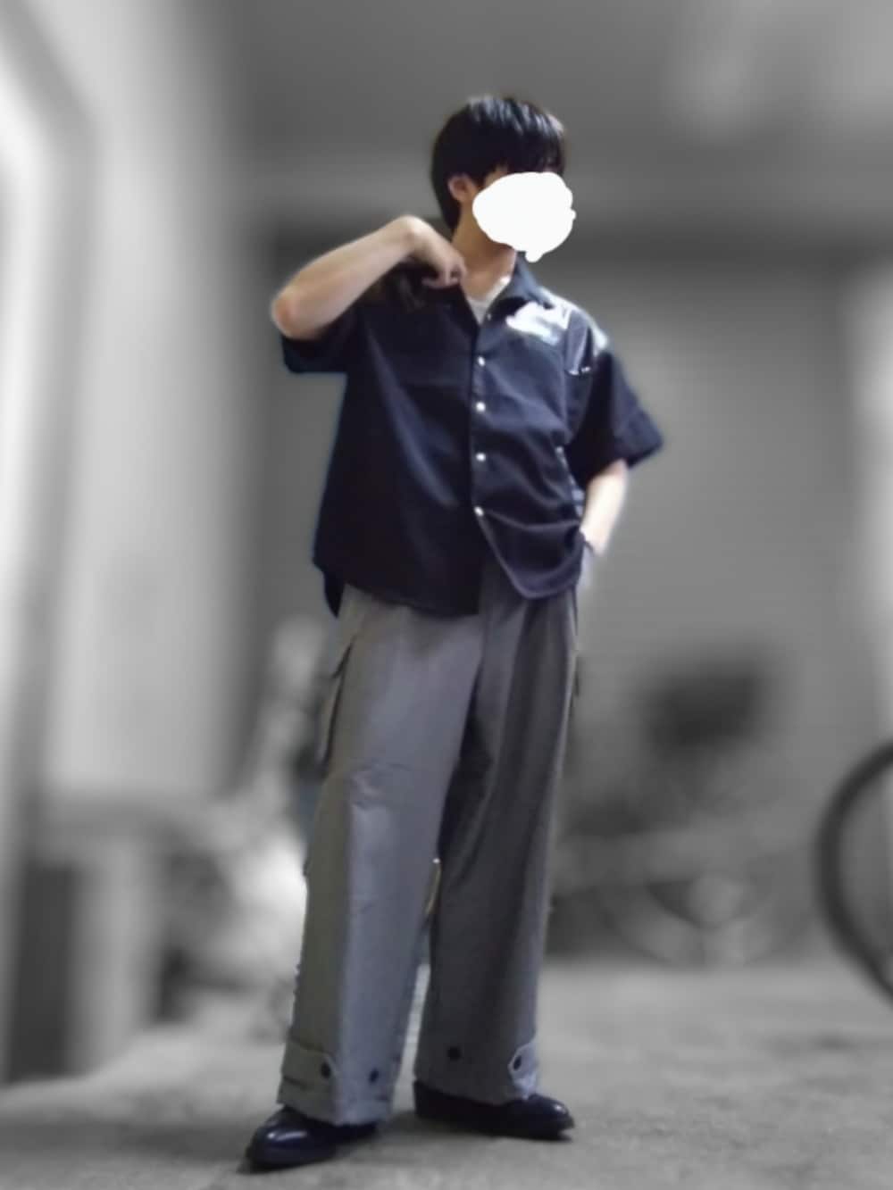 ブラック系のシャツ/ブラウス、グレー系のカーゴパンツ、ブラック系のベルトを着用したメンズの夏コーディネートの2枚目の写真
