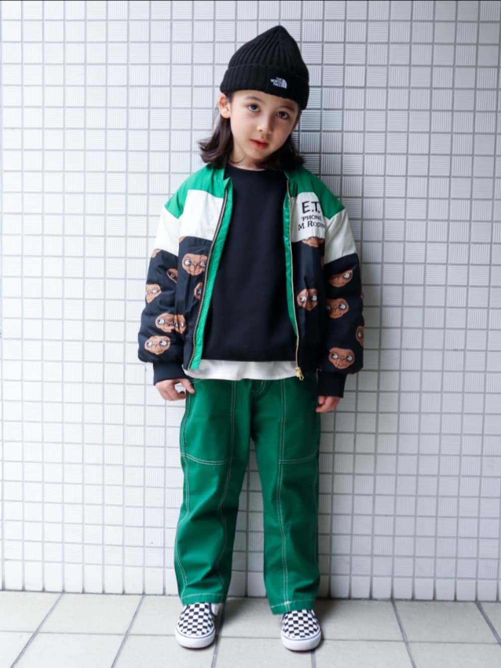 ブラック系のスニーカー、グリーン系のチノパンツ、ホワイト系のTシャツ/カットソーを着用したキッズの冬コーディネートの2枚目の写真