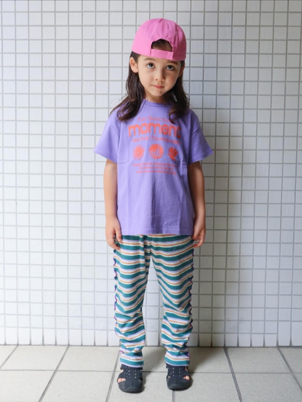 パープル系のTシャツ/カットソー、ブラック系のサンダル、グリーン系のサロペット/オーバーオールを着用したキッズの夏コーディネートの2枚目の写真