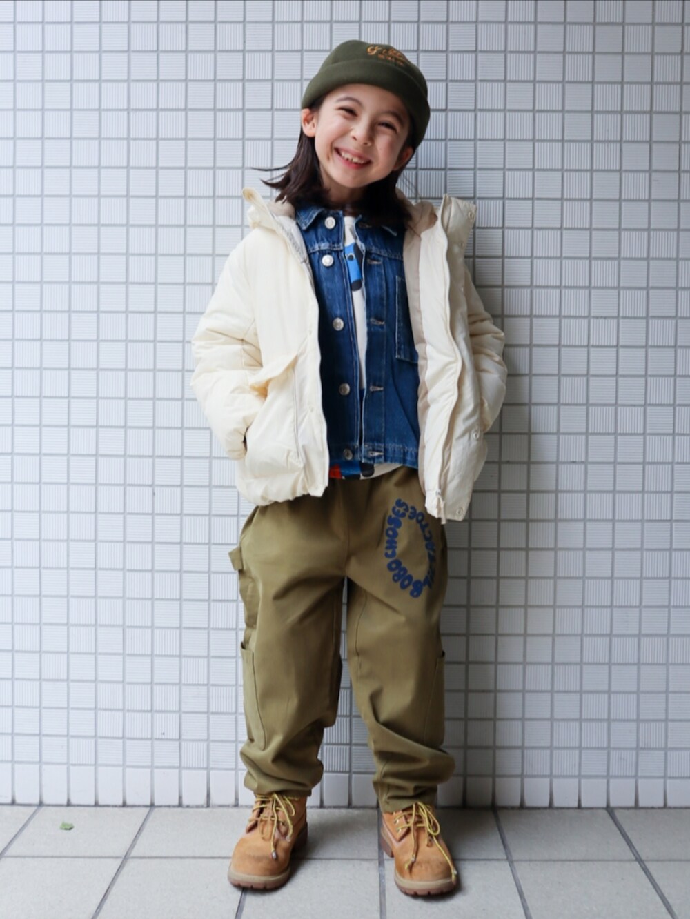 ホワイト系のTシャツ/カットソー、グリーン系のその他パンツ、ベージュ系のブーツを着用したキッズの冬コーディネートの2枚目の写真