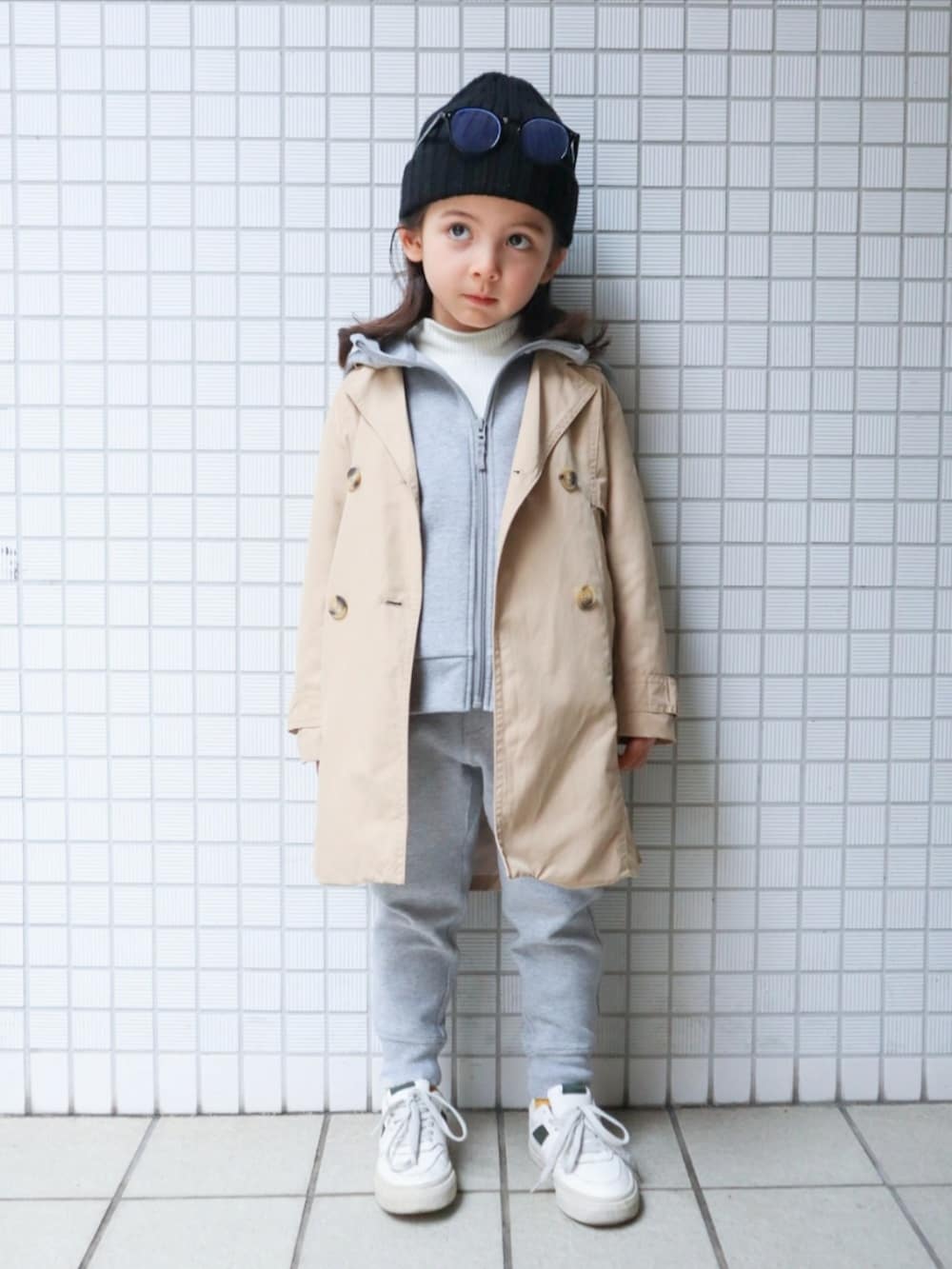 グレー系のスウェットパンツ、ホワイト系のスニーカー、グレー系のパーカーを着用したキッズの冬コーディネートの2枚目の写真