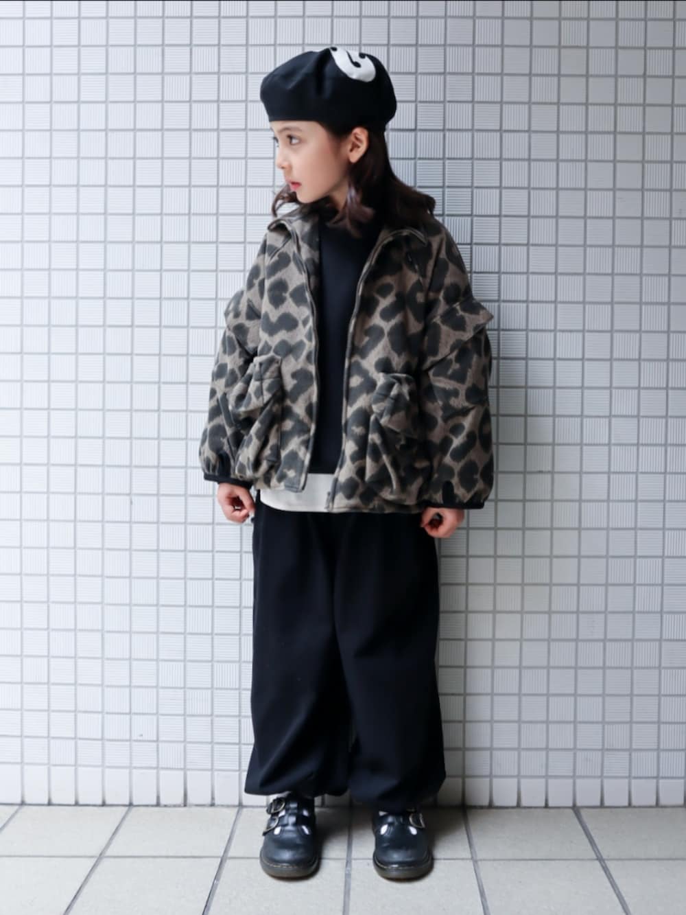 ブラック系のスウェットパンツ、ブラック系のスウェット、ホワイト系のTシャツ/カットソーを着用したキッズの冬コーディネートの2枚目の写真