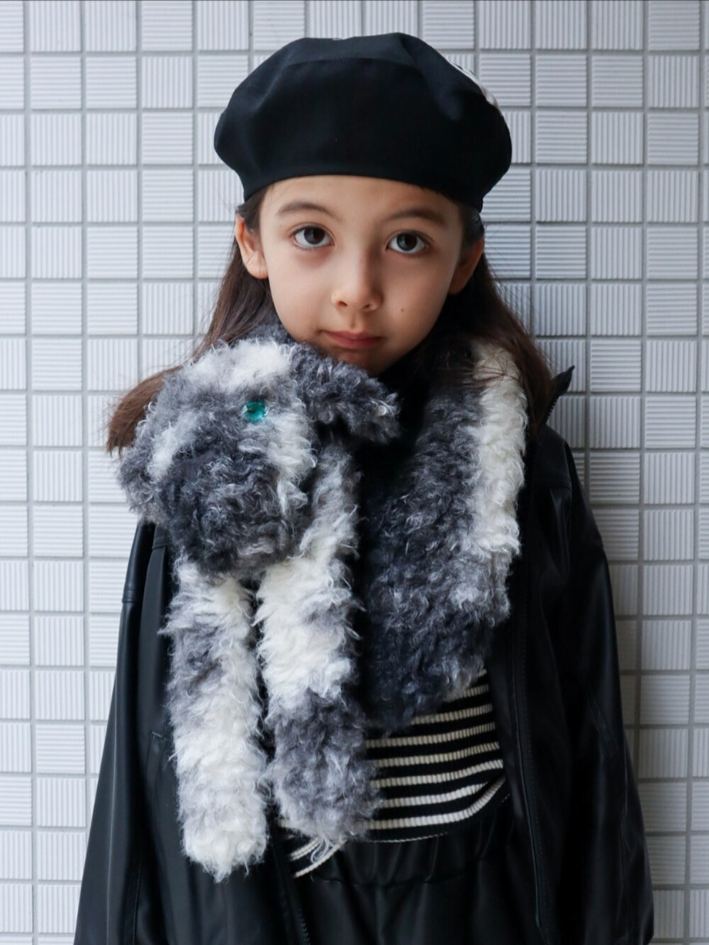 ブラック系のTシャツ/カットソー、ブラック系のパンツ、ブラック系のジャケット/アウターを着用したキッズの冬コーディネートの3枚目の写真