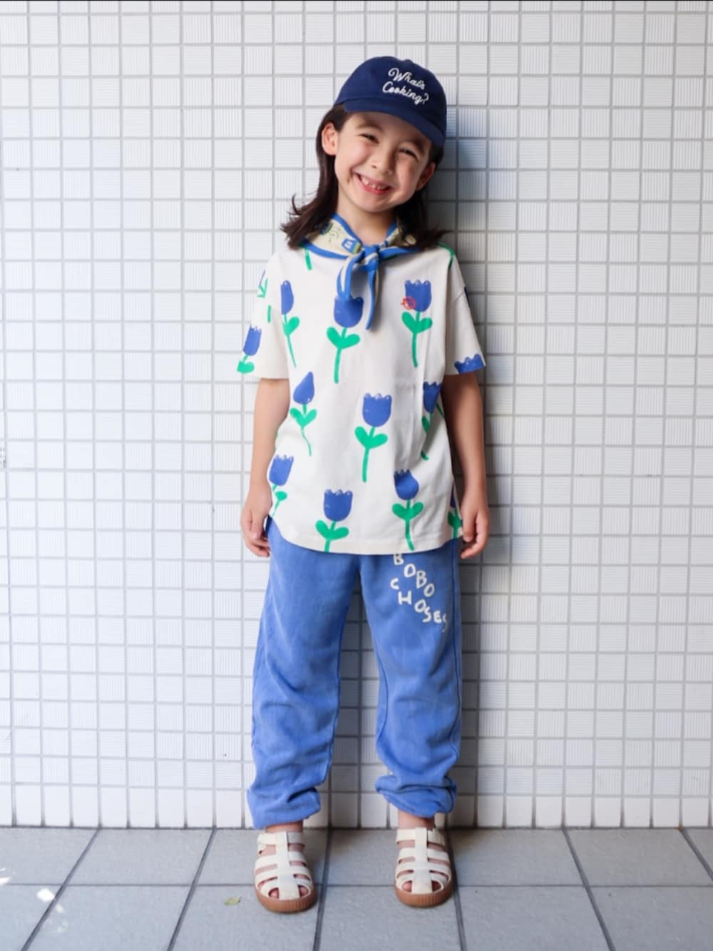 その他のTシャツ/カットソー、ブルー系のスウェットパンツ、ホワイト系のサンダルを着用したキッズの秋コーディネートの2枚目の写真