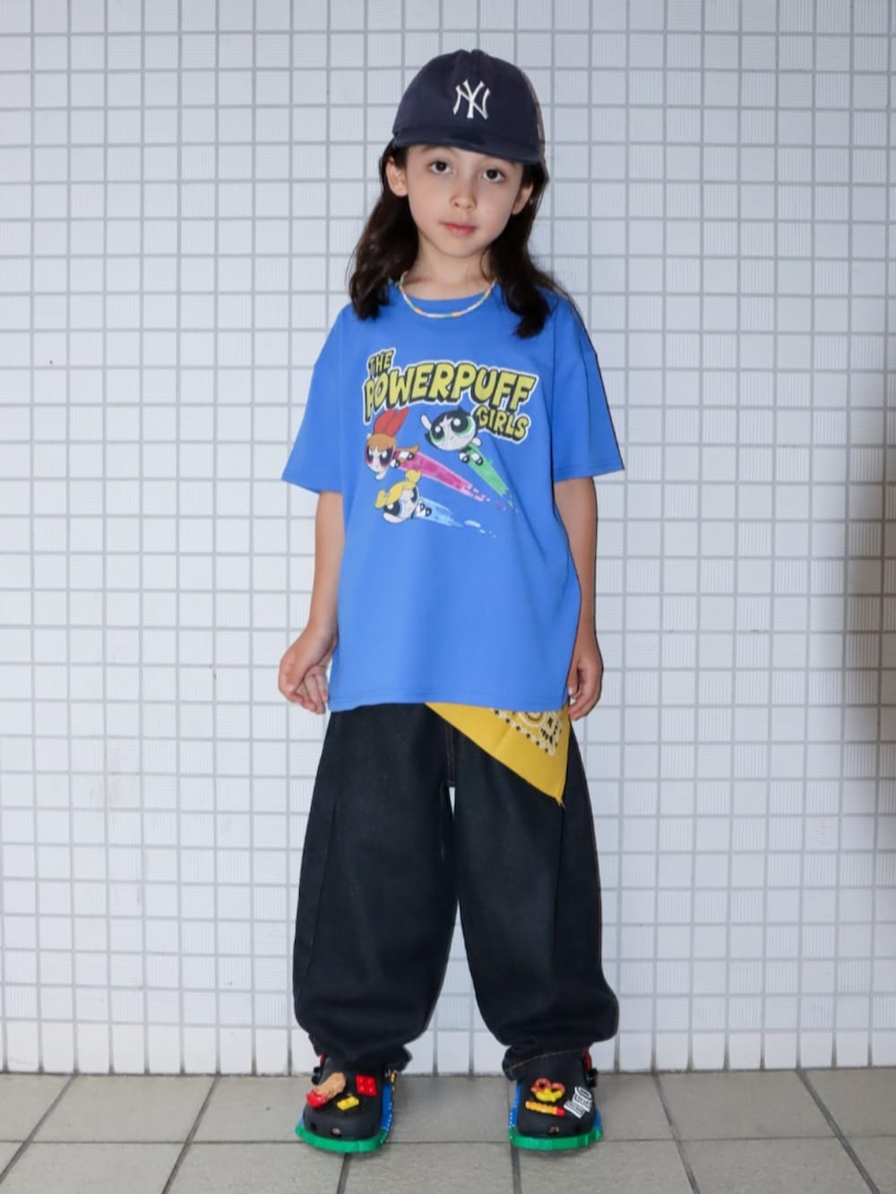 ブルー系のTシャツ/カットソー、ブラック系のデニムパンツ、オレンジ系のバンダナ/スカーフを着用したキッズの夏コーディネートの2枚目の写真