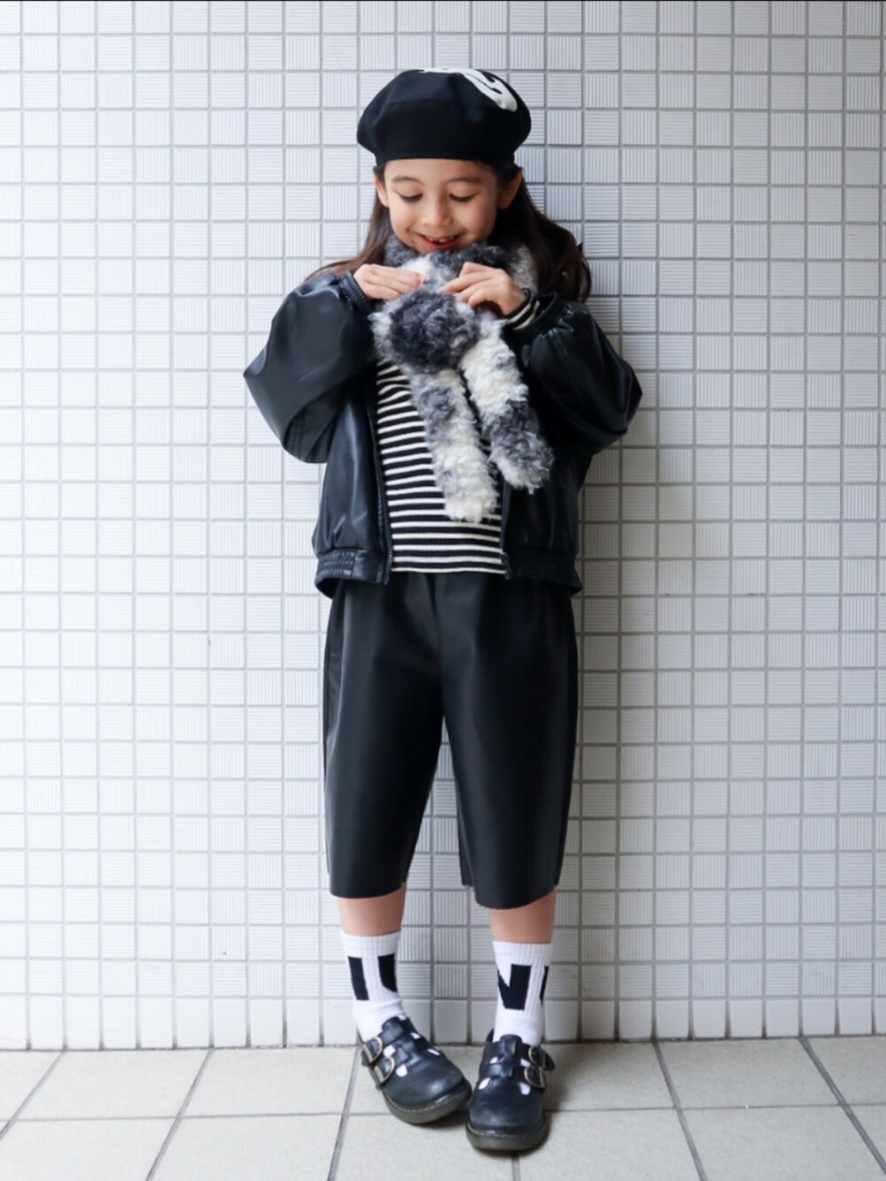 ブラック系のTシャツ/カットソー、ブラック系のパンツ、ブラック系のジャケット/アウターを着用したキッズの冬コーディネートの2枚目の写真