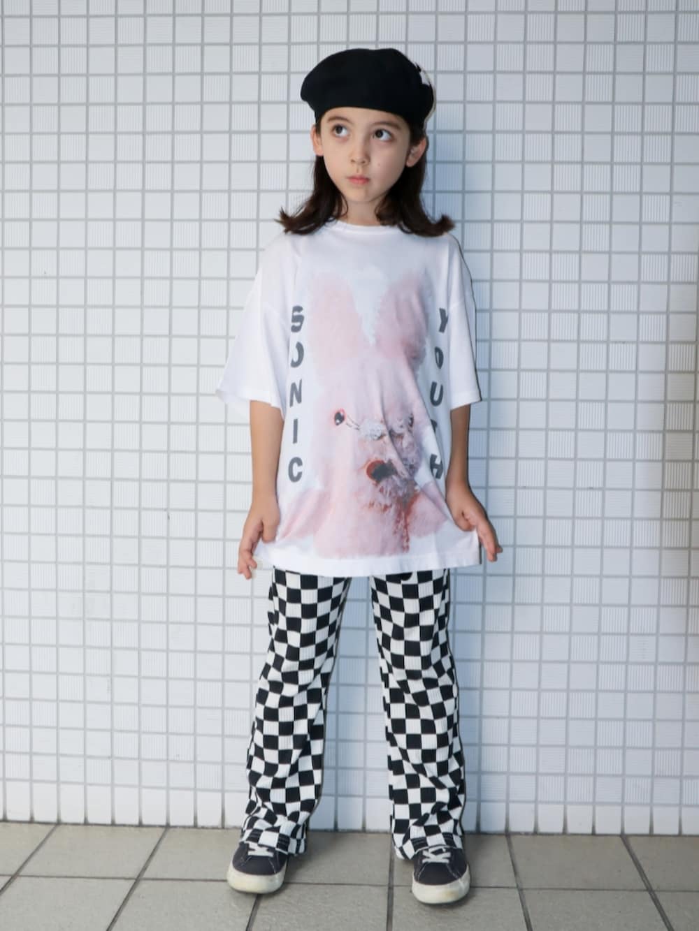 ブラック系のその他パンツ、ブラック系のスニーカー、ホワイト系のTシャツ/カットソーを着用したキッズの秋コーディネートの2枚目の写真