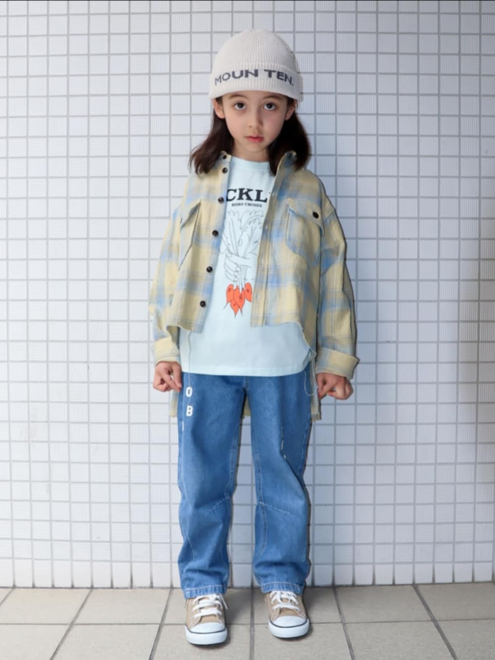 ブルー系のタンクトップ、イエロー系のシャツ/ブラウス、ブルー系のデニムパンツを着用したキッズの春コーディネートの2枚目の写真