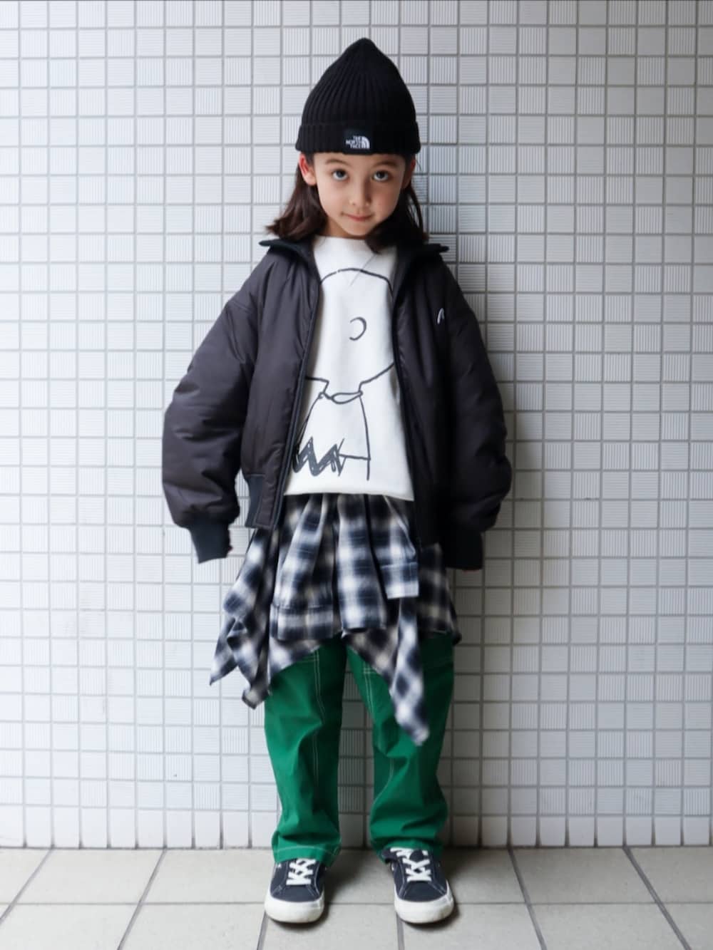 ブラック系のスニーカー、グリーン系のチノパンツ、ブラック系のスカートを着用したキッズの春コーディネートの2枚目の写真