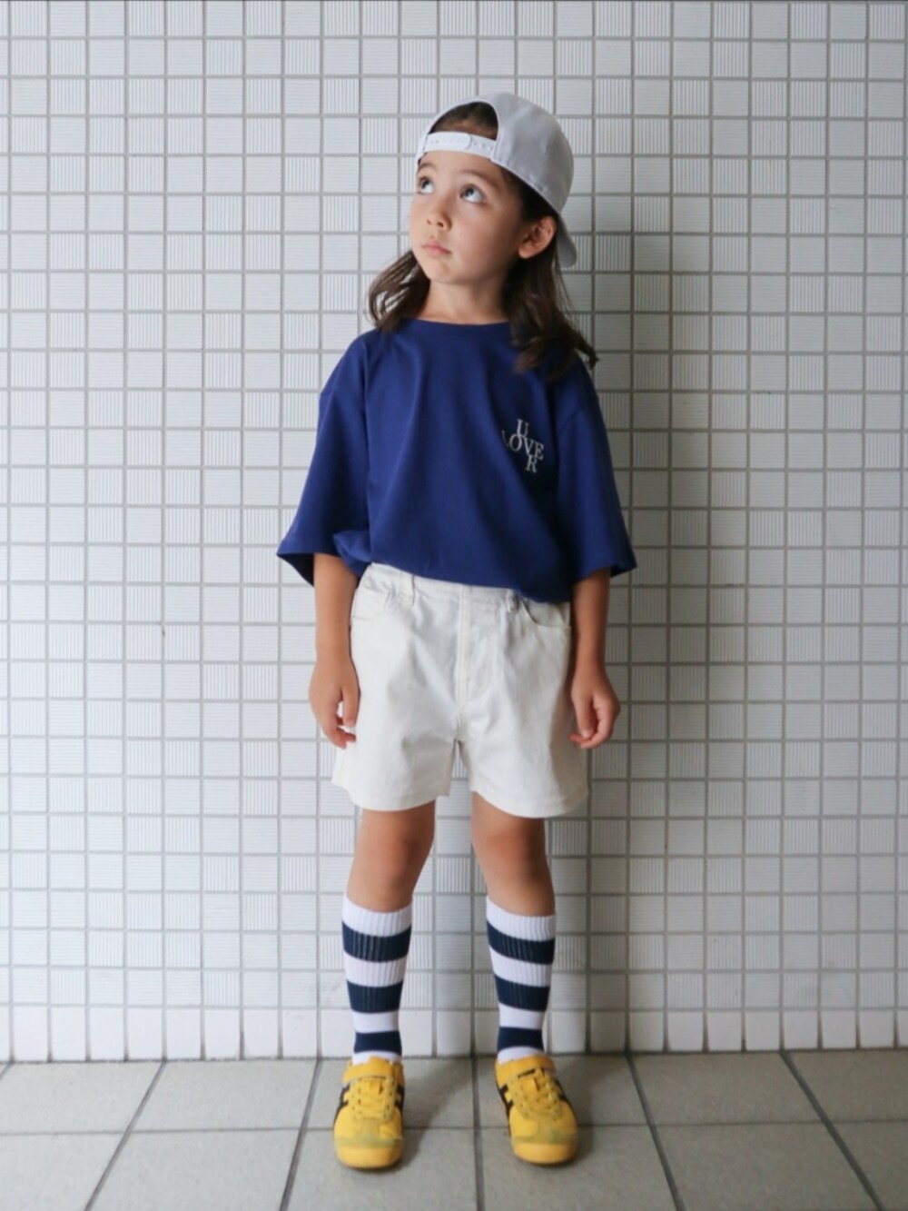 イエロー系のスニーカー、ホワイト系のその他パンツ、ブルー系のTシャツ/カットソーを着用したキッズの夏コーディネートの2枚目の写真