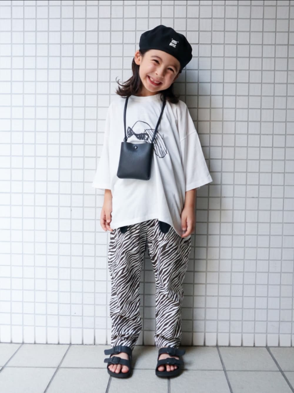 「キッズコーデ、キッズファッション、秋服準備はじめました、夏コーデ、シンプルコーデ、モノトーン、お出かけコーデ、Tシャツ、アニマル柄、ベレー帽、GRIS BLACK、nunuforme、elfinfolk、devirock」｜「nunuformeのアイテム（Tシャツ/カットソー、ホワイト系）」を使った、REOさん（キッズ・120cm）の夏コーディネートの2枚目の写真