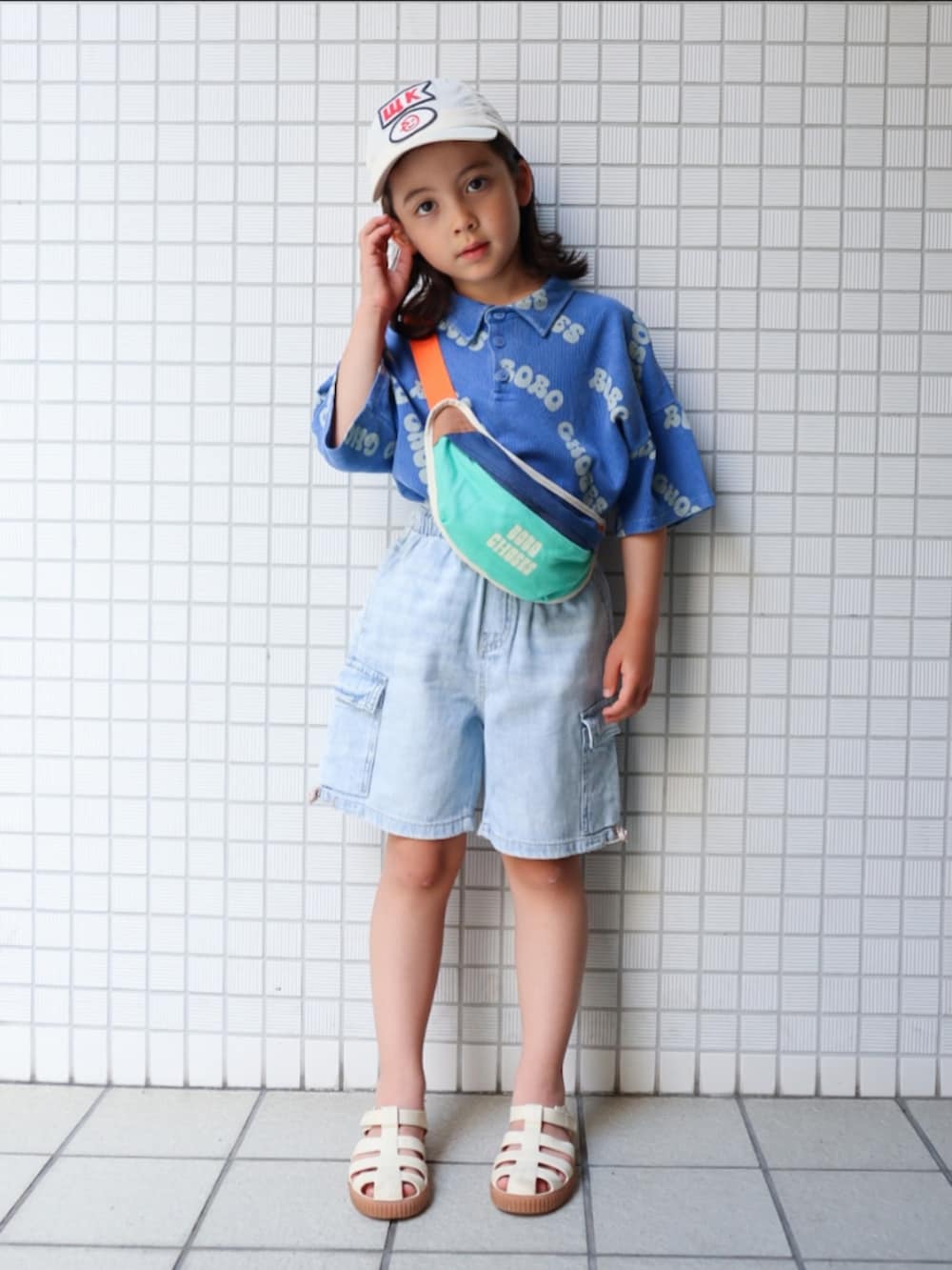 「夏ルックで気分アップ、キッズコーデ、キッズファッション、夏コーデ、テーマパークコーデ、カジュアル、お出かけコーデ、休日スタイル、ポロシャツ、ハーフパンツ、キャップ、サンダル、bobochoses、wynken、igor」｜「BOBO CHOSESのWavy Bobo Choses all over waffle polo shirt（ポロシャツ、ブルー系）」を使った、REOさん（キッズ・120cm）の夏コーディネートの2枚目の写真