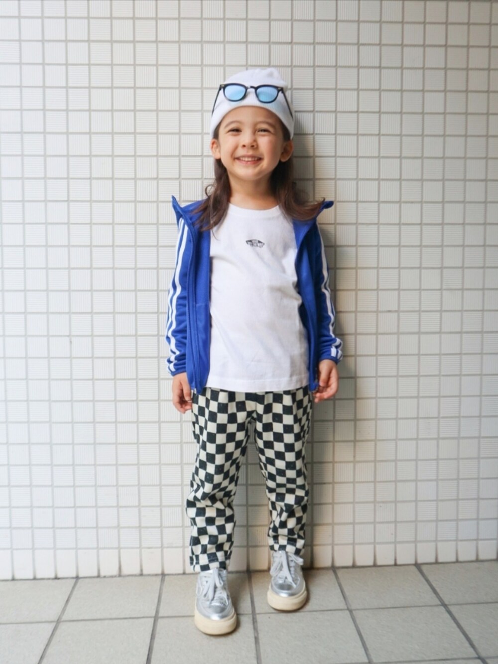 ホワイト系のTシャツ/カットソー、ブルー系のジャージ、ホワイト系のニットキャップ/ビーニーを着用したキッズの秋コーディネートの3枚目の写真