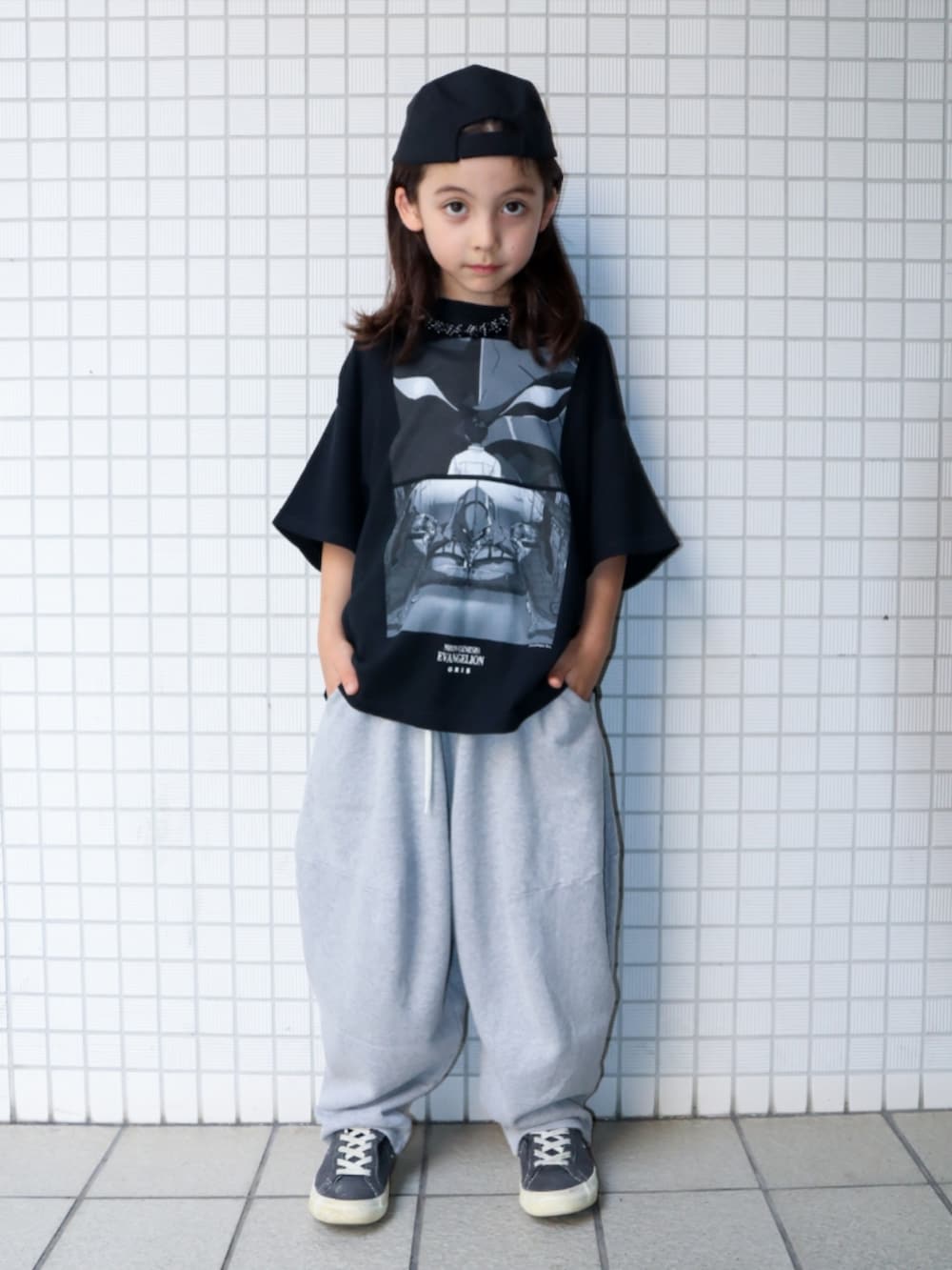 ブラック系のスニーカー、ブラック系のTシャツ/カットソー、グレー系のスウェットパンツを着用したキッズの夏コーディネートの2枚目の写真