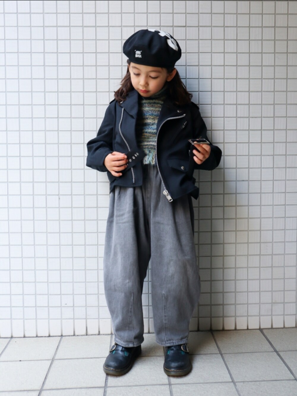 ブラック系のデニムパンツ、ブラック系のジャケット/アウター、ブラック系のハンチング/ベレー帽を着用したキッズの冬コーディネートの2枚目の写真
