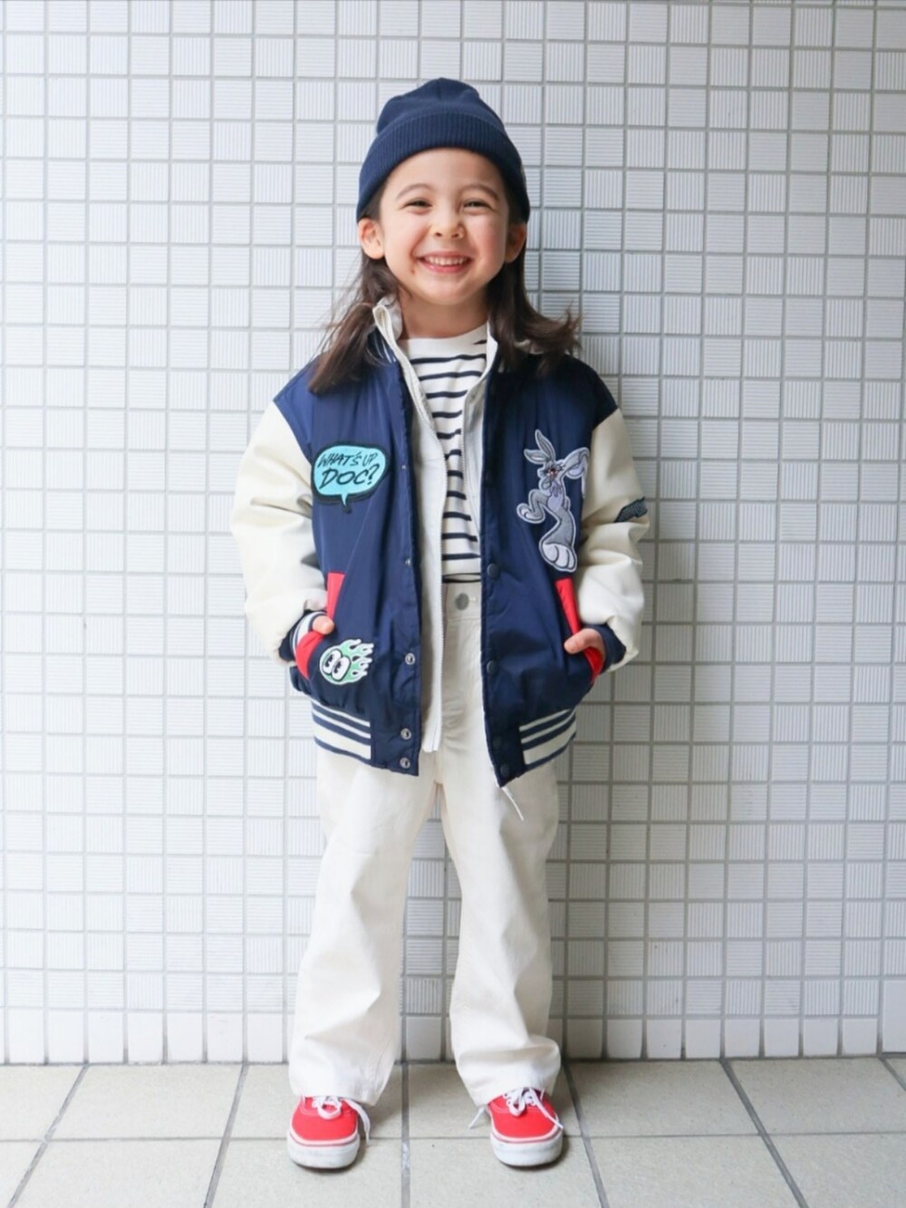 ホワイト系のTシャツ/カットソー、ホワイト系のパーカー、ブルー系のスタジャンを着用したキッズの冬コーディネートの2枚目の写真