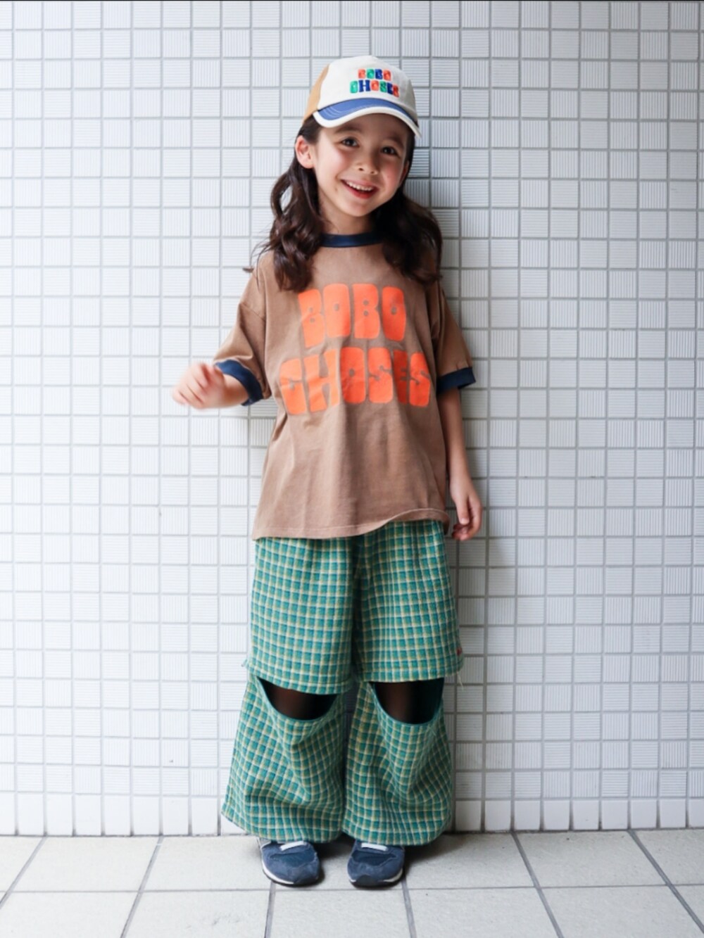 ブラウン系のTシャツ/カットソー、ブラック系のスニーカー、グリーン系のその他パンツを着用したキッズの夏コーディネートの2枚目の写真