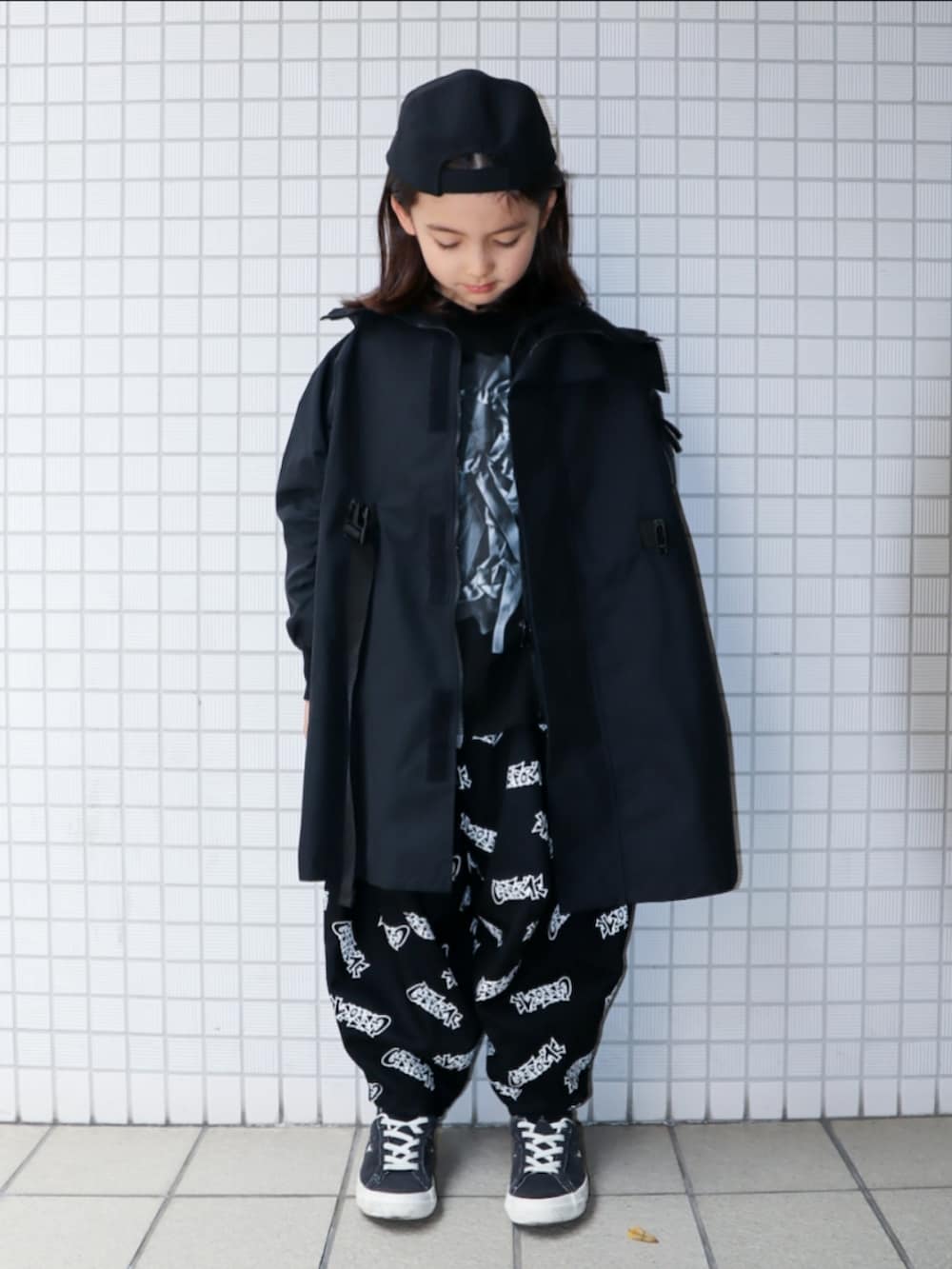 ブラック系のスニーカー、ブラック系のTシャツ/カットソー、ブラック系のジャケット/アウターを着用したキッズの春コーディネートの2枚目の写真