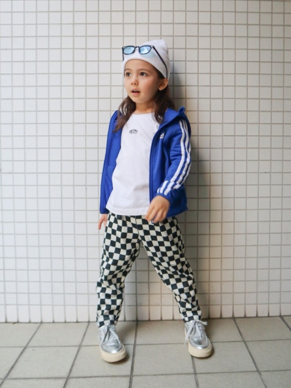 ホワイト系のTシャツ/カットソー、ブルー系のジャージ、ホワイト系のニットキャップ/ビーニーを着用したキッズの秋コーディネートの2枚目の写真