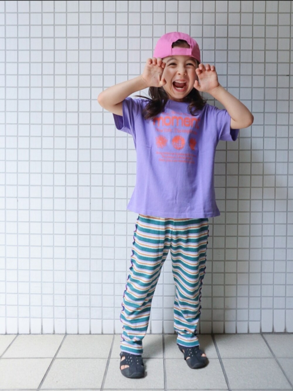 パープル系のTシャツ/カットソー、ブラック系のサンダル、グリーン系のサロペット/オーバーオールを着用したキッズの夏コーディネートの3枚目の写真