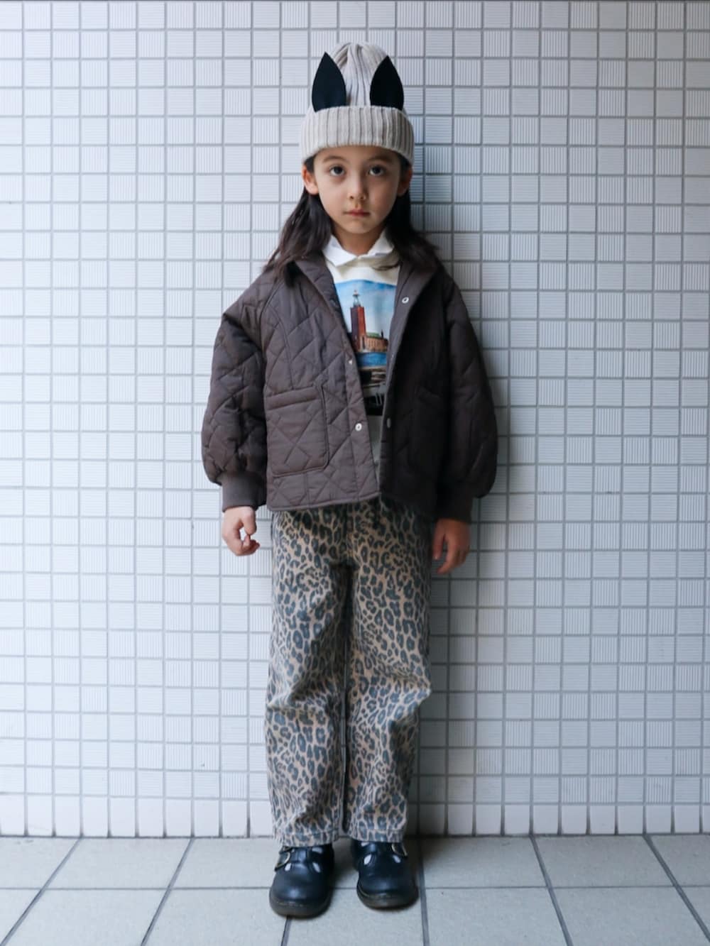 ブラウン系のブルゾン、ホワイト系のスウェット、その他のパンツを着用したキッズの秋コーディネートの2枚目の写真