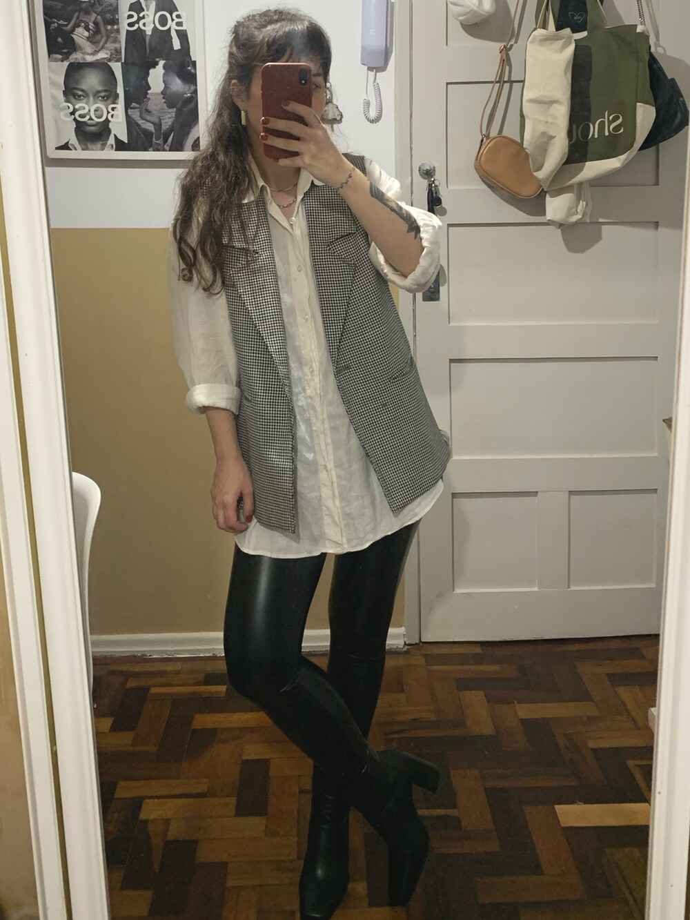 ホワイト系のシャツ/ブラウス、ブラック系のスーツベストを着用したレディースの秋コーディネートの3枚目の写真