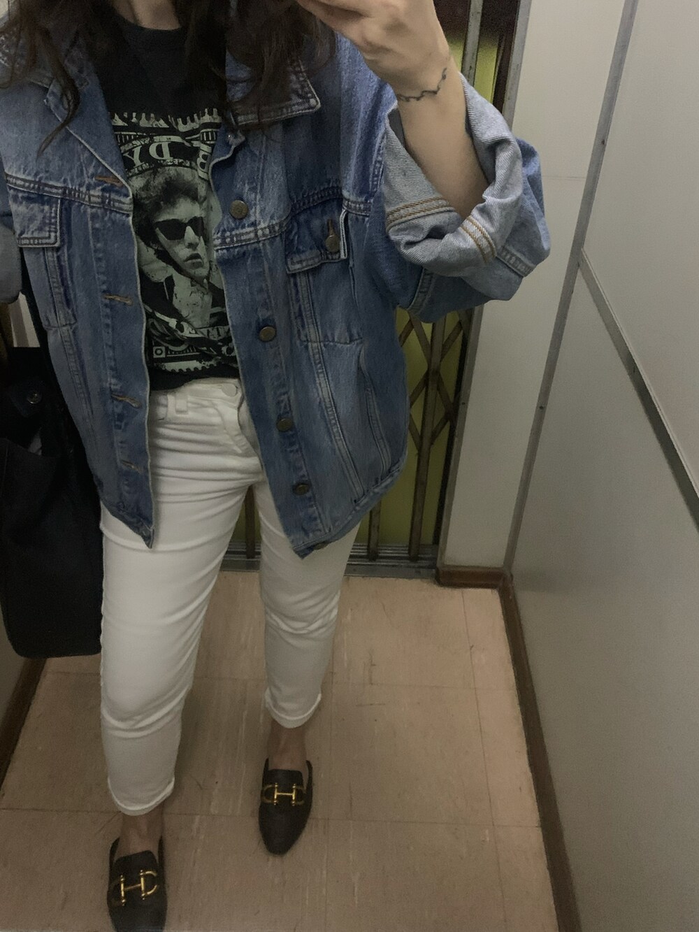 ホワイト系のデニムパンツ、ブルー系のデニムジャケット、ブラック系のTシャツ/カットソーを着用したレディースの秋コーディネートの2枚目の写真