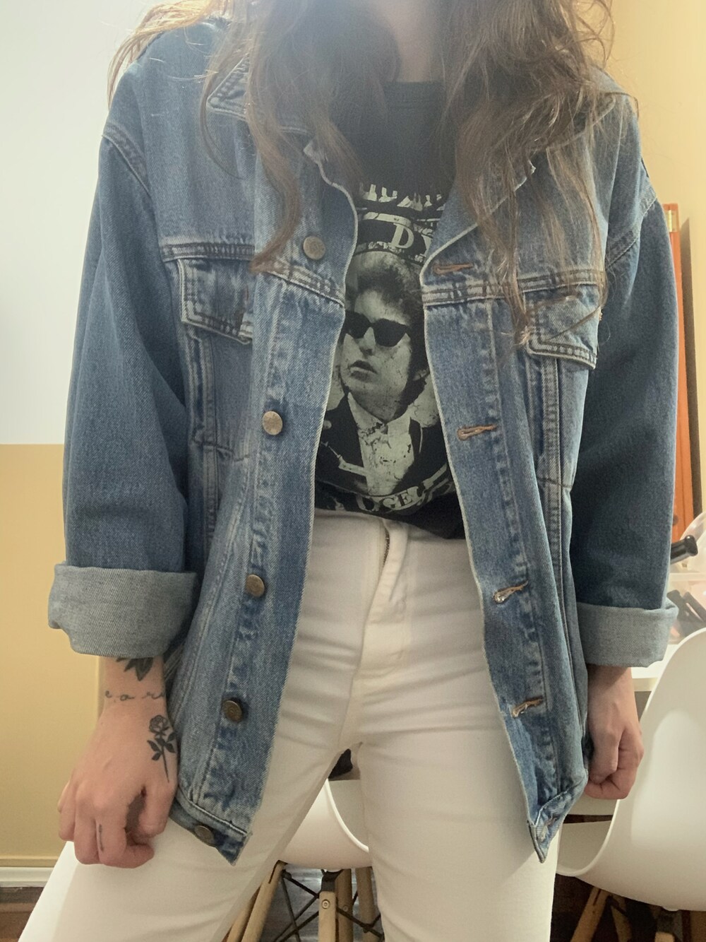 ホワイト系のデニムパンツ、ブルー系のデニムジャケット、ブラック系のTシャツ/カットソーを着用したレディースの秋コーディネートの3枚目の写真