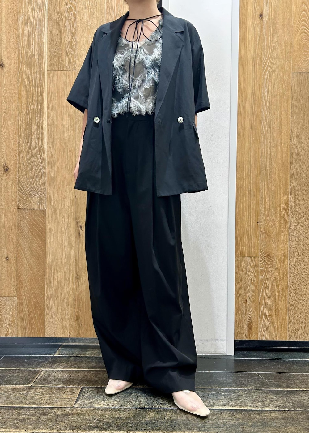 ホワイト系のパンプス、ブラック系のTシャツ/カットソー、ブラック系のその他パンツを着用したレディースの夏コーディネートの3枚目の写真