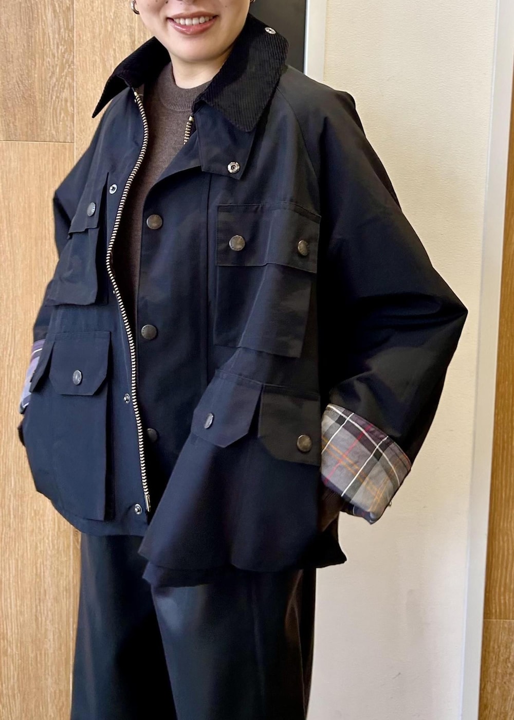 グリーン系のショルダーバッグ、ブラック系のブルゾン、ブラウン系のニット/セーターを着用したレディースの秋コーディネートの7枚目の写真