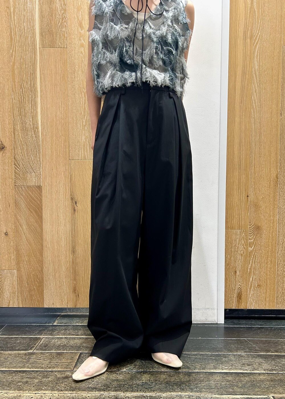 ホワイト系のパンプス、ブラック系のTシャツ/カットソー、ブラック系のその他パンツを着用したレディースの夏コーディネートの8枚目の写真