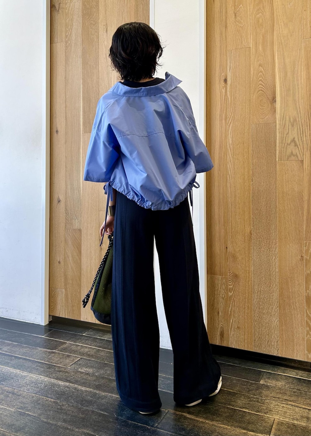 ホワイト系のサンダル、ブルー系のその他パンツ、ブルー系のタンクトップを着用したレディースの夏コーディネートの4枚目の写真